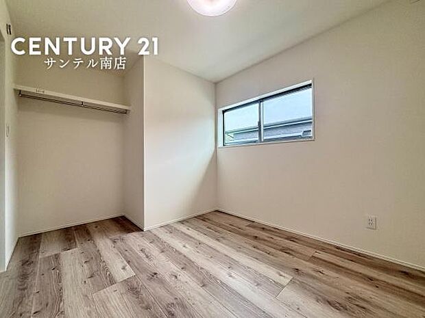 4.5帖の洋室です♪しっかり日が差し込みますので気持ちの良い目覚めができる素敵な洋室になります♪