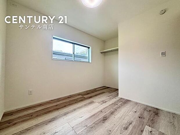 4.5帖の洋室です♪しっかり日が差し込みますので気持ちの良い目覚めができる素敵な洋室になります♪子供部屋にも十分使える仕様の洋室になっております♪