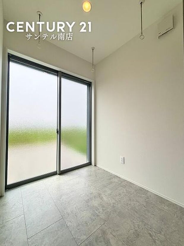 洗面脱衣所横のランドリールームです♪家事導線もしっかり確保でき家事の時間短縮、スペース確保など良いことがたくさんですね♪