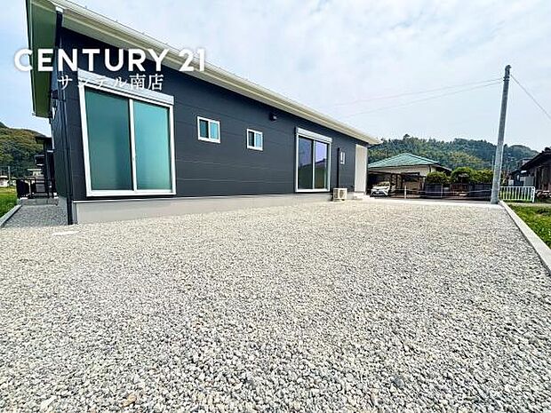 お休みの日は、お庭でガーデニングやDIYなどの趣味に没頭したり、ご家族でバーベキューをしたりと、自由に使える素敵なスペースです♪