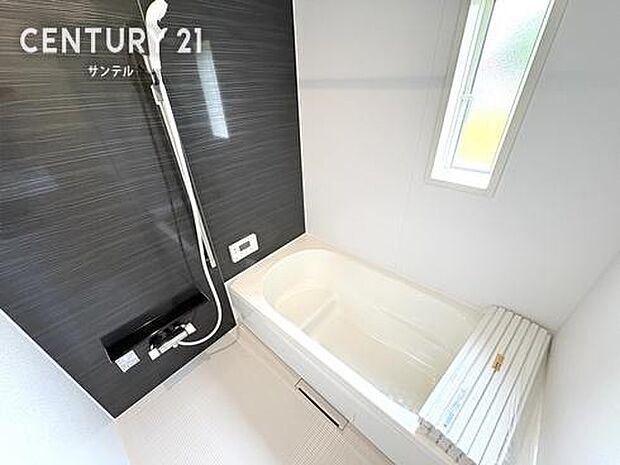 清潔感のあるバスルームで一日の疲れを癒してください♪浴室乾燥機能も完備しております(^^♪※内装の色合いや設備仕様が実際と異なる場合がございます。