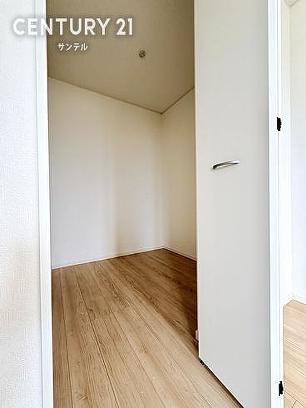 主寝室のウォークインクローゼットです。大容量なのでご夫婦のお洋服などを整頓するときに便利なクローゼットです。