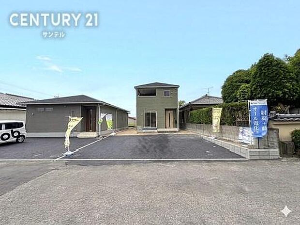 駐車場は3台駐車可能！※車種による。スペースも広く駐車が苦手な方でも楽に駐車可能です(^^♪
