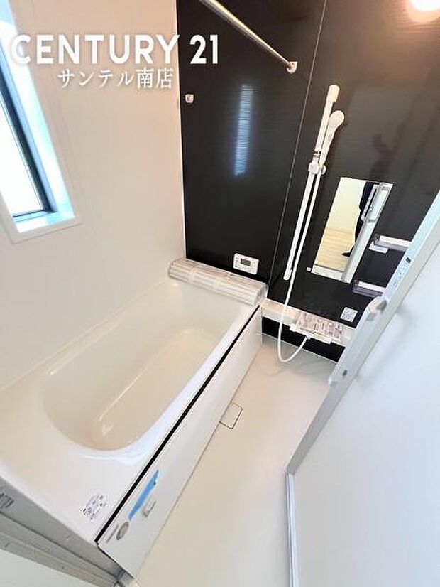 (同仕様写真)清潔感のあるバスルームで一日の疲れを癒してください♪浴室乾燥機能も完備しております(^^♪※内装の色合いや設備仕様が実際と異なる場合がございます。