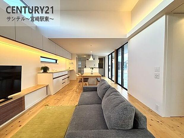 広々リビング兼ダイニングは自然光たっぷり。毎日のくつろぎとコミュニケーションが深まる場所に。