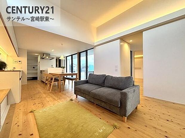 20.5帖の広々としたリビング♪(キッチン含む)カウンターキッチンからリビングにいるご家族やお子様の様子が見えるので、コミュニケーションがとりながらご家族の大切な時間を共有できるリビングスペースです♪