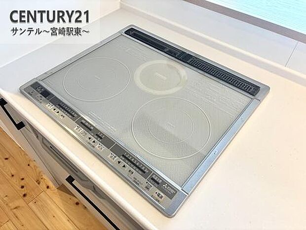 3口のIHクッキングヒーターとグリル付のシステムキッチンです。