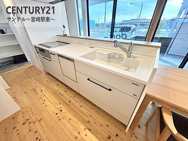 カウンターキッチンからリビングにいるご家族やお子様の様子が見えるので、コミュニケーションがとりながら、ご家族の大切な時間を共有できるリビングスペースです♪