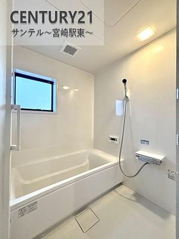 浴室です。足を伸ばして毎日の疲れを癒せる広々1坪タイプです。半身浴もでき、ゆっくりと寛げます。お子様と一緒でも快適に入浴が出来ますね。