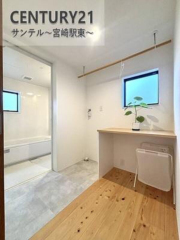 脱衣所と洗面台がそれぞれ独立している為、どなたかが入浴中でも気にせず洗面台化粧台を使用できます!