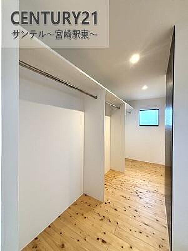 大容量のウォークインクローゼットです!ご夫婦のお洋服などを入れても十分な収納量♪