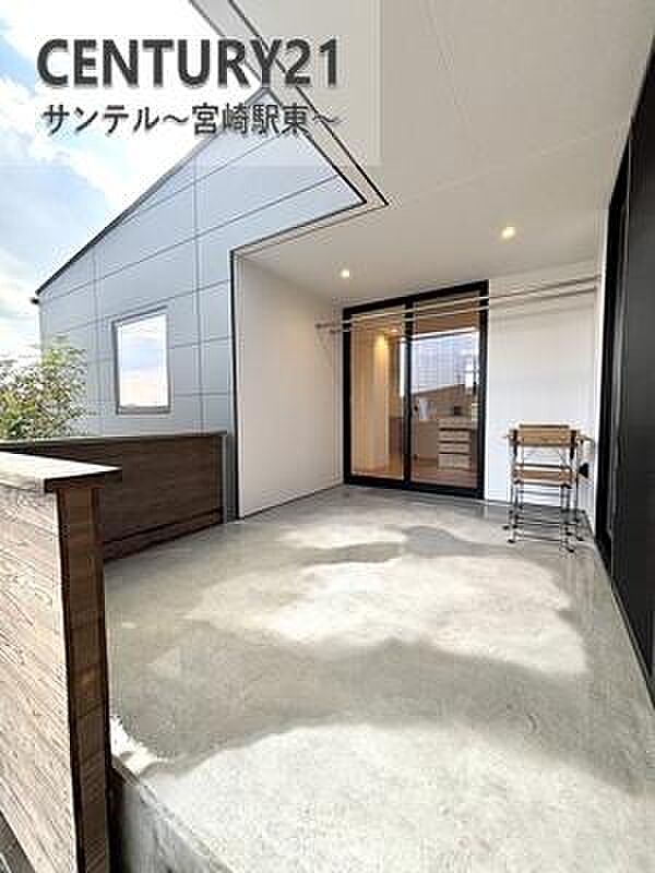 デッキ付きです♪日当たりばっちりで晴れた日は気持ちよい一日が過ごせます♪