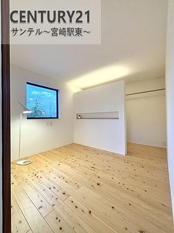 衣類の取り出しがしやすいクローゼットのあるお部屋です。子供部屋や客室としても利用が出来ます。