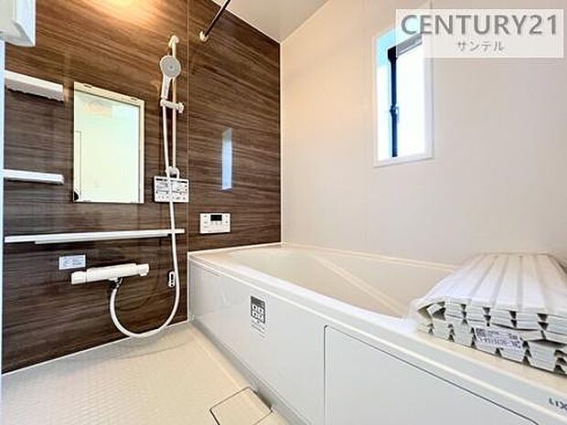 (同仕様写真)清潔感のあるバスルームで一日の疲れを癒してください♪浴室乾燥機能も完備しております(^^♪※内装の色合いや設備仕様が実際と異なる場合がございます。