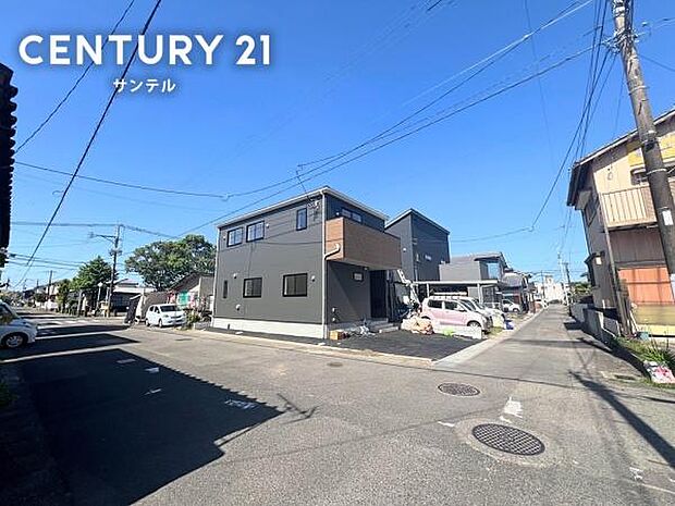 前面道路です!北東の角地です!
