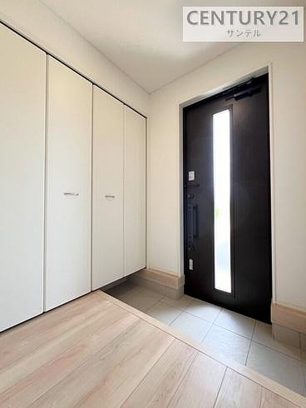 (同仕様写真)玄関 シューズボックスがあり、玄関を綺麗に整頓出来ます。※床、建具の色が異なる場合がございます。