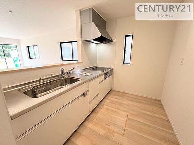 同仕様写真(キッチン)人気のカウンターキッチン。人口大理石のお手入れがしやすいキッチンです。食洗器やIHクッキングヒーターがついたシステムキッチンです。