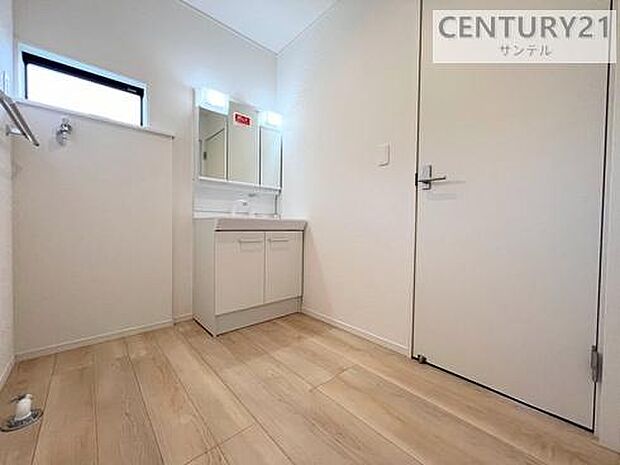 (同仕様写真)洗面脱衣所!窓の付いた清潔感のあるシンプルな脱衣所♪