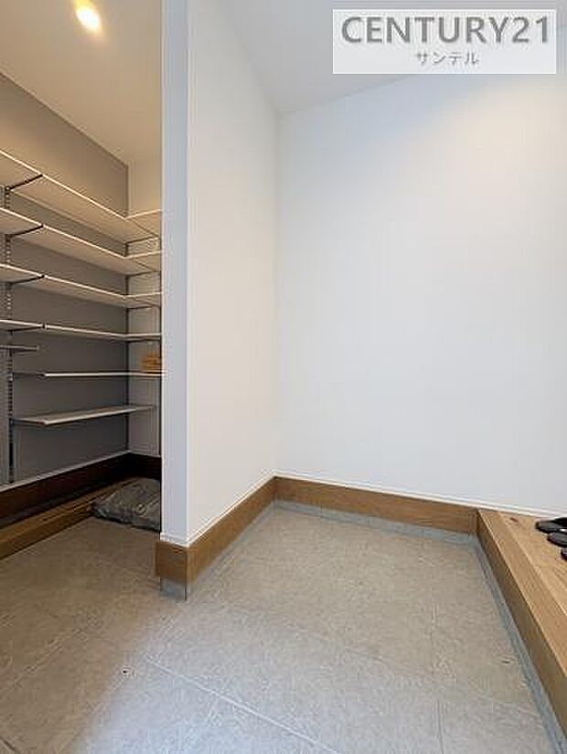 玄関にシューズクロークとクローゼットを配置。靴や外用品はもちろん、コートやベビーカーも収納でき、生活感を抑えたすっきり空間を保てます。