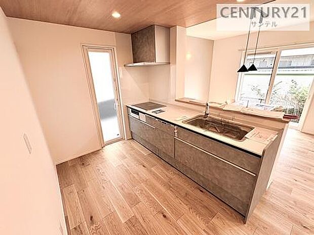 カップボードを備えたアイランドキッチン。食器や家電をすっきり収納でき、配膳・片付けもスムーズ。家族と会話しながら料理を楽しめます。