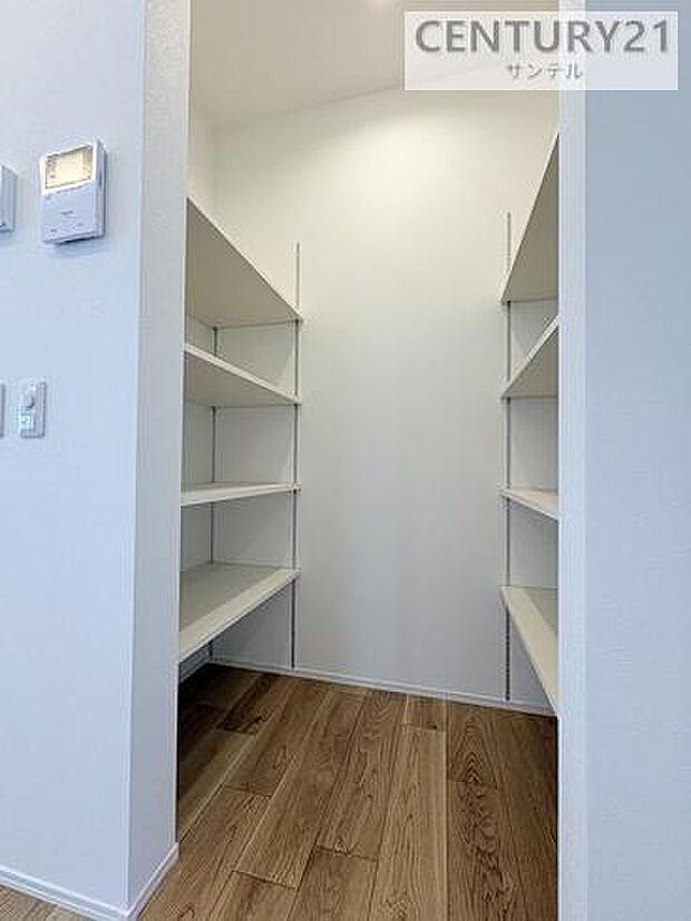 キッチン近くにパントリーを備え、食品や飲料、調理家電をまとめて収納。まとめ買いにも対応でき、作業スペースを広く保てる家事ラク設計です。