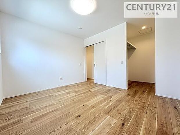 主寝室にウォークインクローゼットを配置。衣類や寝具、季節家電までまとめて収納でき、居室を広く使える実用的な設計です。