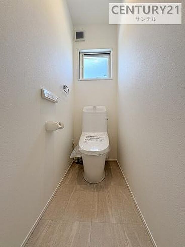 清潔感のあるトイレは温水洗浄便座を採用。節水性能に配慮し、日々のお手入れもしやすい設計です。