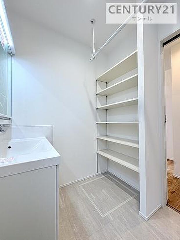 洗面台の対面にはタオルや洗剤、柔軟剤などを収納できる可動式の棚があり、整理整頓がしやすい洗面所になっております。