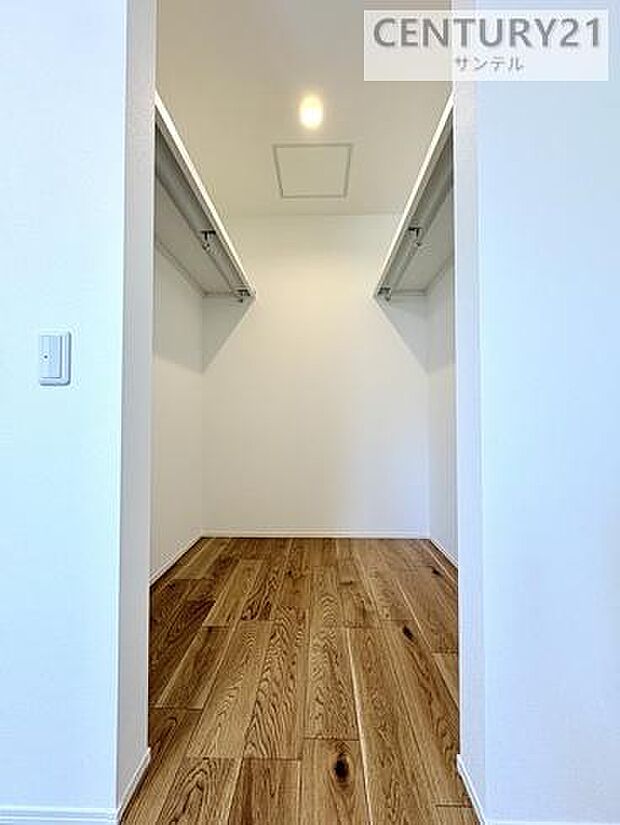 収納力のあるウォークインクローゼットを設置。衣類はもちろん、寝具や季節家電もまとめて保管でき、室内を広く快適に使えます。