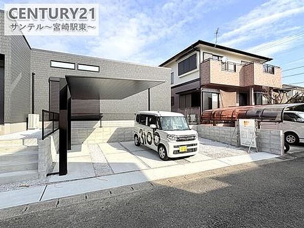 カーポートや外構工事済み。駐車場3台確保可能!