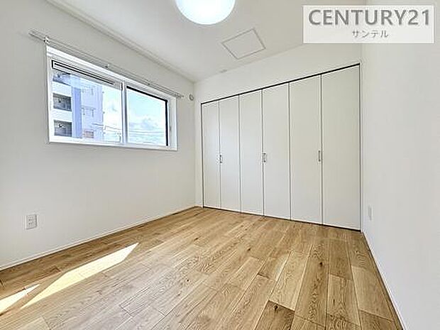 4.5帖の洋室は子ども部屋・書斎・趣味室など多用途に使える広さ。クローゼット付きで収納も確保され、個室として使いやすい設計です。