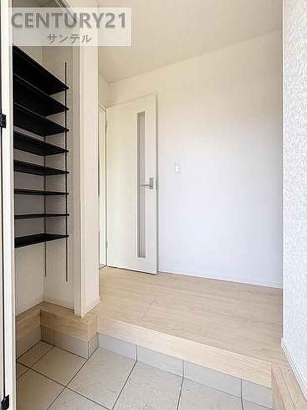 ご新居への出入り口になる明るい玄関には、靴を収納できるシューズボックスが付いております♪いつも清潔感のあるすっきりとした玄関スペースを確保できますよ♪