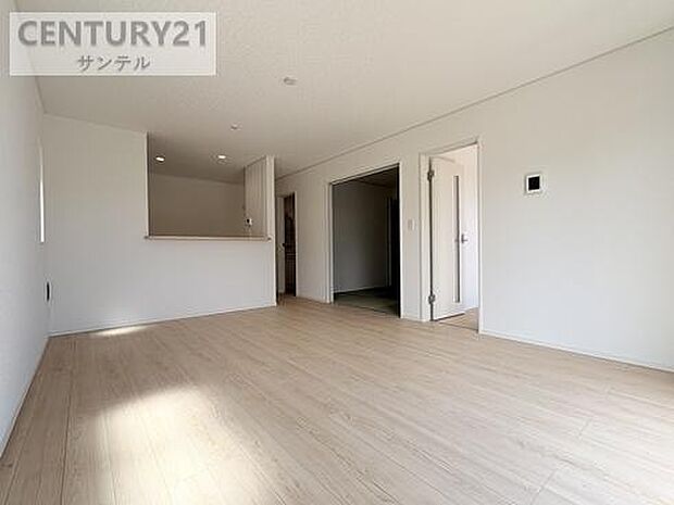 16帖のリビングです♪明るく、落ち着きのあるリビング♪ダイニングスペースも含めてゆとりのあるスペースで、ご家族でお食事や団らんしたり、ゆったりとしたご家族の時間を過ごせます♪