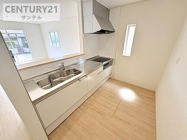 カウンターキッチンからリビングにいるご家族やお子様の様子が見えるので、コミュニケーションがとりながら、ご家族の大切な時間を共有できるキッチンです♪