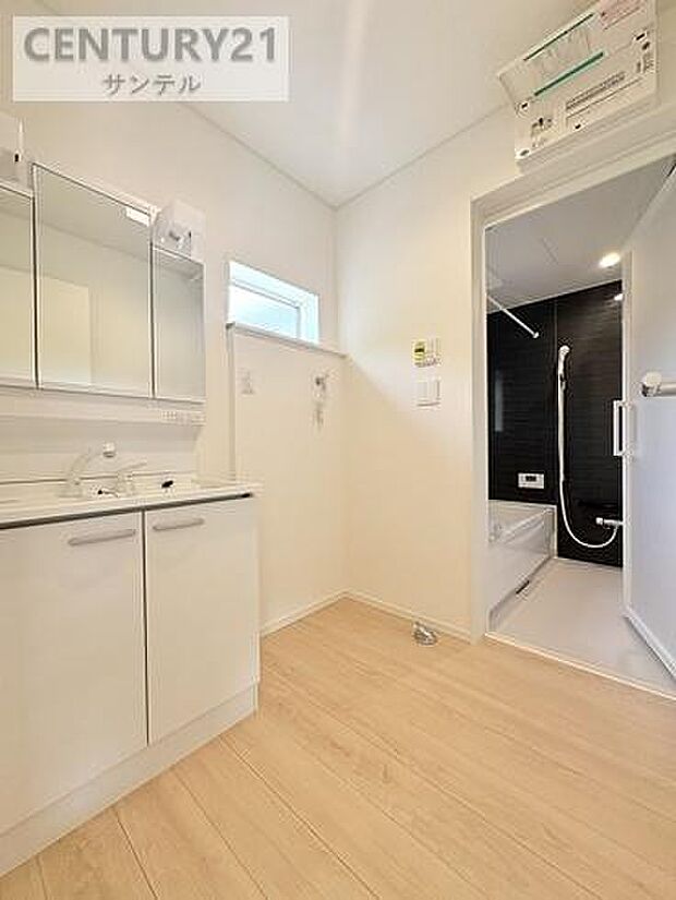 三面鏡付きの洗面化粧台は収納力もたっぷりで、細かなアイテムもすっきり整理できます。