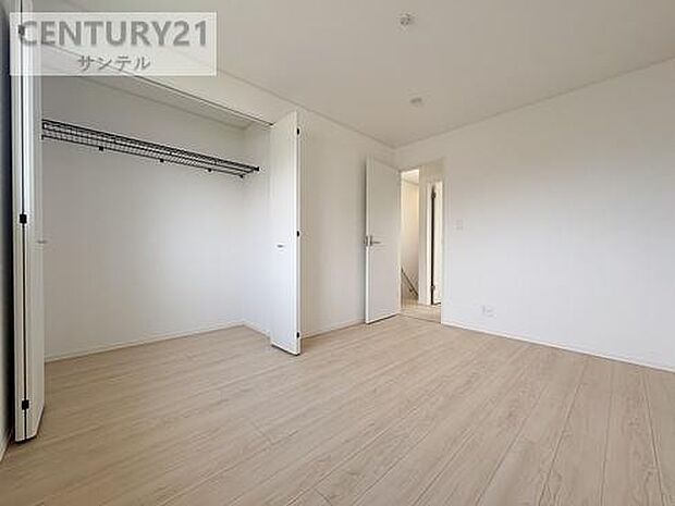 6帖の洋室です♪しっかり日が差し込みますので気持ちの良い目覚めができる素敵な洋室になります♪