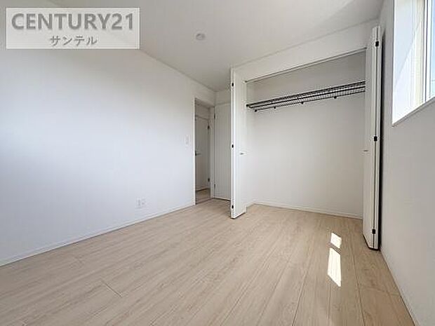 白を基調とした内装が、清潔感のある落ち着いた雰囲気を演出します。