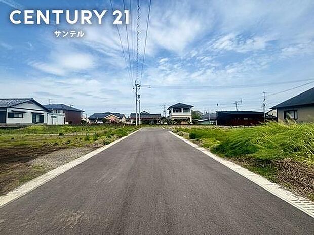 前面道路を含めた現地写真です♪