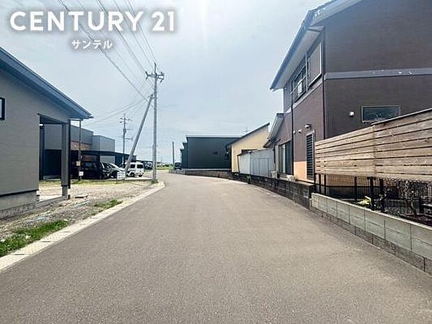 西側前面道路です。