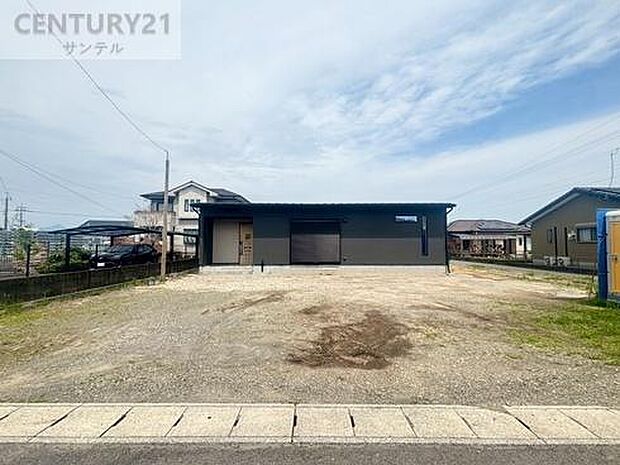 広めの駐車スペースで、車の出し入れがしやすく、来客時にも安心です。