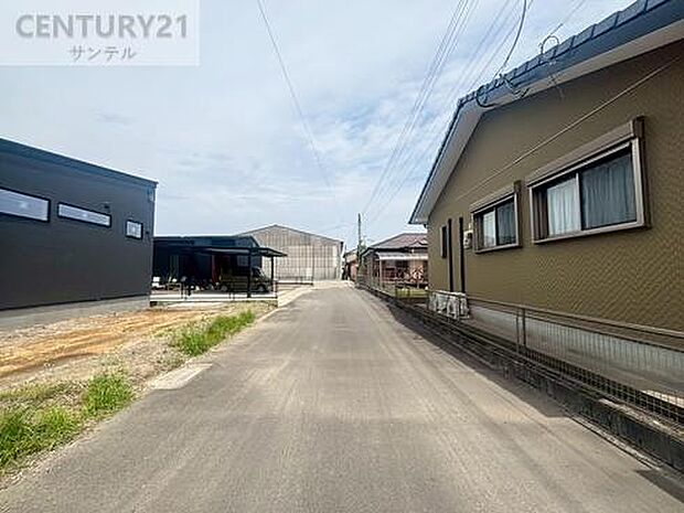 西側の前面道路から撮影♪