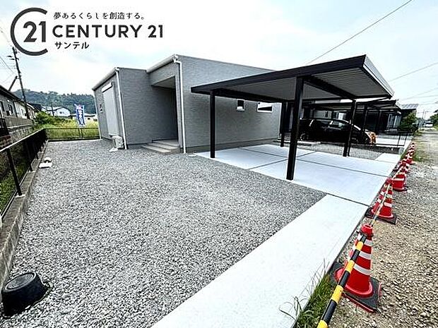 駐車場は3台駐車可能!※車種による。スペースも広く駐車が苦手な方でも楽に駐車可能です(^^♪
