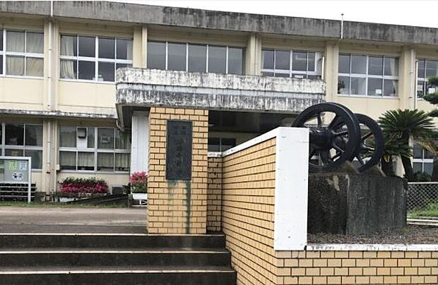 三股町立勝岡小学校まで1277m