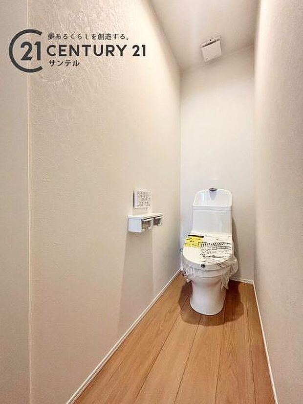 換気できる小窓付きのトイレです!温水洗浄暖房便座でございます(^^♪