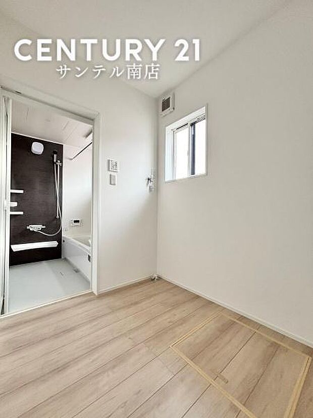 広々洗面脱衣所♪洗面化粧台は収納付きで鏡が付いています♪※モデル写真でございます。色や配置の相違がある場合がございます。