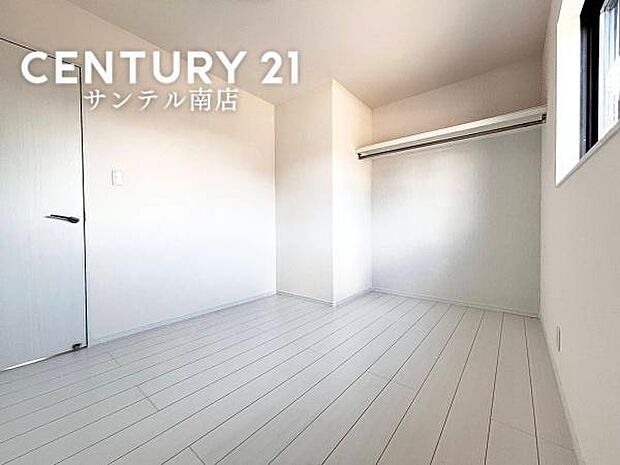 子供部屋にいかがでしょうか♪日当たり、風通し良好です(^^♪クローゼットも完備しております！※モデル写真でございます。色や配置の相違がある場合がございます。