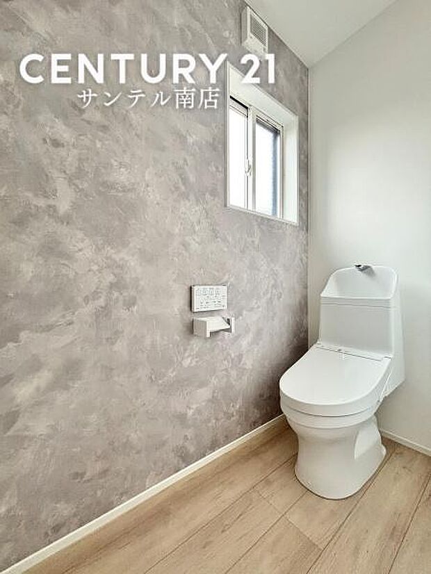 換気できる小窓付きのトイレです！温水洗浄暖房便座でございます(^^♪