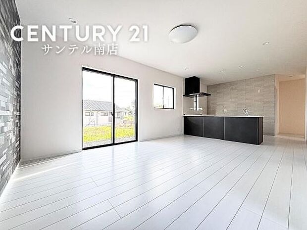 広々リビングは自然光たっぷり。毎日のくつろぎとコミュニケーションが深まる場所に。※モデル写真でございます。色や配置の相違がある場合がございます。