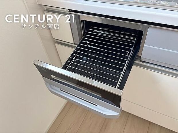 食洗器が付いており、手間なく食器をきれいに。忙しい日々に便利で、家事の負担を軽減し、時間を有効に使えます。※モデル写真でございます。色や配置の相違がある場合がございます。