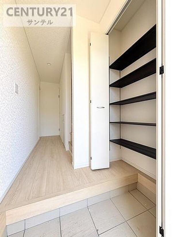 ブーツやハイカットの靴もスッキリ収まる可動棚を採用。家族全員の靴をたっぷり収納できるので、玄関はいつも広々。出し入れもしやすく、散らかりがちな足元を常に美しく保てる、収納力自慢の玄関です。